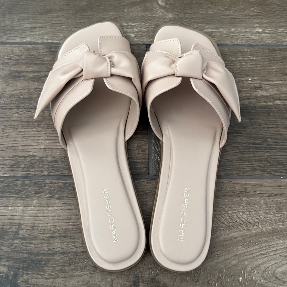 NIB March Fisher Beige Bow-Front Sandals (sz 8.5) - Picture 2 of 3
